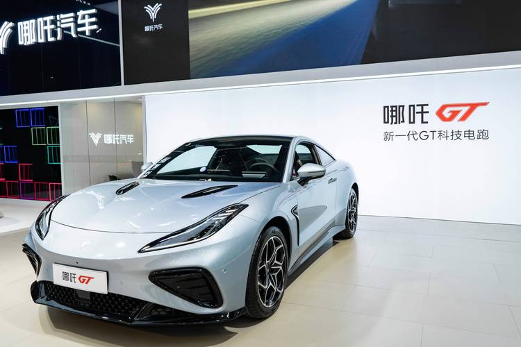 东莞64哪吒汽车在智能汽车领域的表现，领途汽车在新能源汽车市场中的影响力